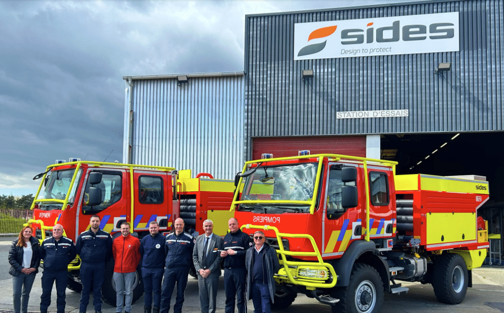 Equipe et 2 camions de pompier devant l'entreprise SIDES
