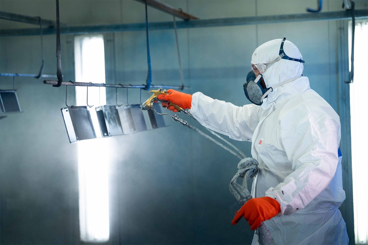 peintre industriel qui peint au pistolet