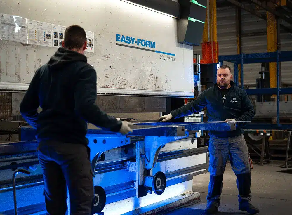 Deux personnes qui réalise du pliage industriel chez Claude Industries