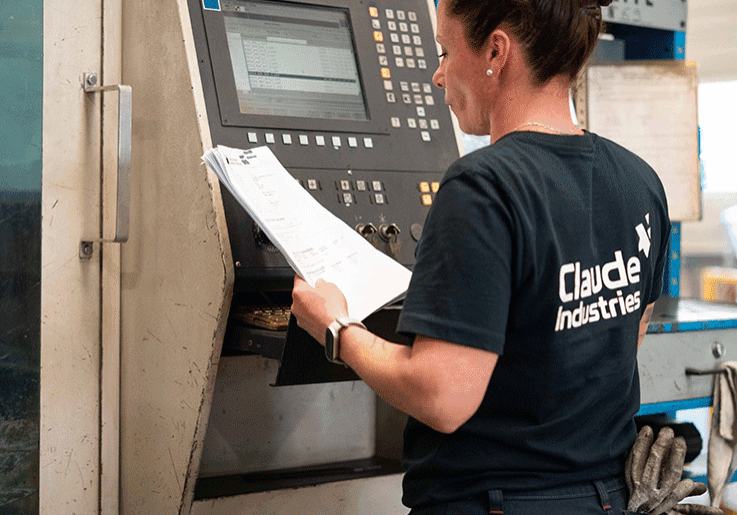 Personne qui programme une machine industrielle